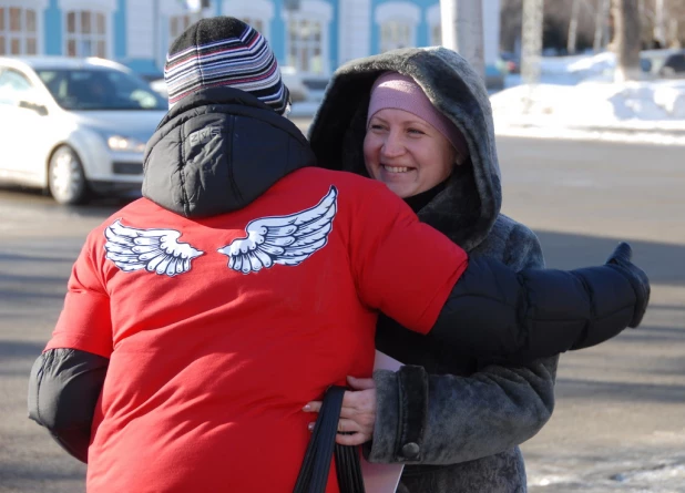 В канун Дня святого Валентина барнаульцы целовались, обнимались и признавались в любви на улице.