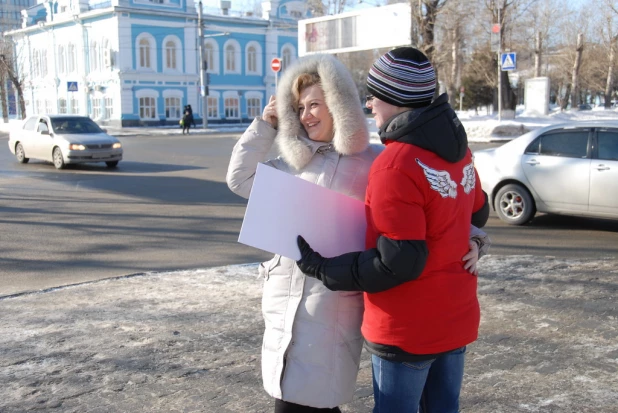 В канун Дня святого Валентина барнаульцы целовались, обнимались и признавались в любви на улице.