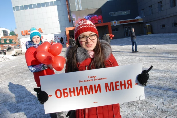 В канун Дня святого Валентина барнаульцы целовались, обнимались и признавались в любви на улице.