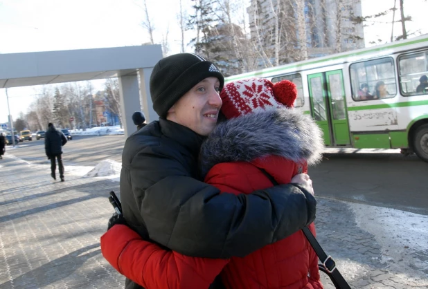 В канун Дня святого Валентина барнаульцы целовались, обнимались и признавались в любви на улице.