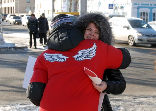 В канун Дня святого Валентина барнаульцы целовались, обнимались и признавались в любви на улице.