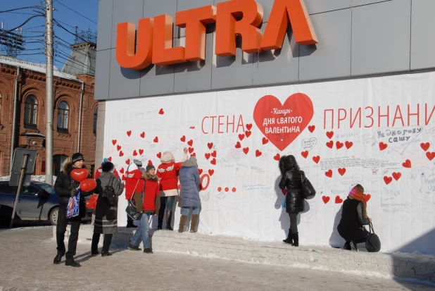 В канун Дня святого Валентина барнаульцы целовались, обнимались и признавались в любви на улице.