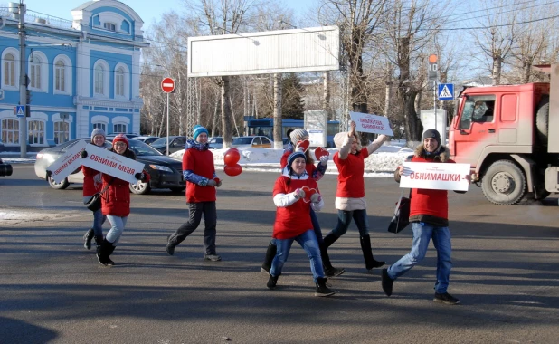 В канун Дня святого Валентина барнаульцы целовались, обнимались и признавались в любви на улице.