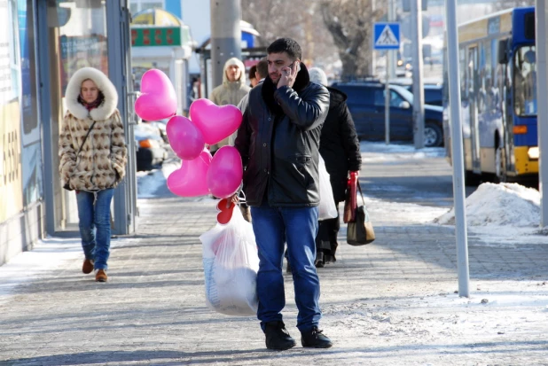 В канун Дня святого Валентина барнаульцы целовались, обнимались и признавались в любви на улице.