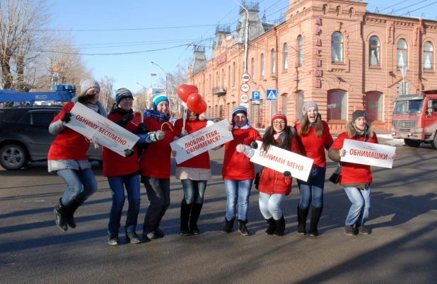 В канун Дня святого Валентина барнаульцы целовались, обнимались и признавались в любви на улице.