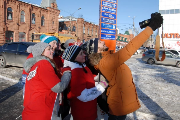 В канун Дня святого Валентина барнаульцы целовались, обнимались и признавались в любви на улице.