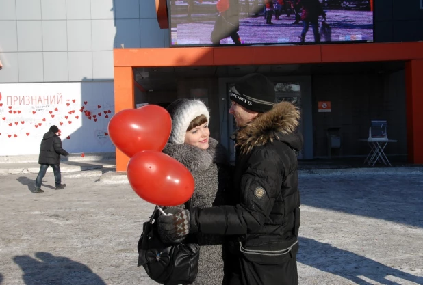 В канун Дня святого Валентина барнаульцы целовались, обнимались и признавались в любви на улице.