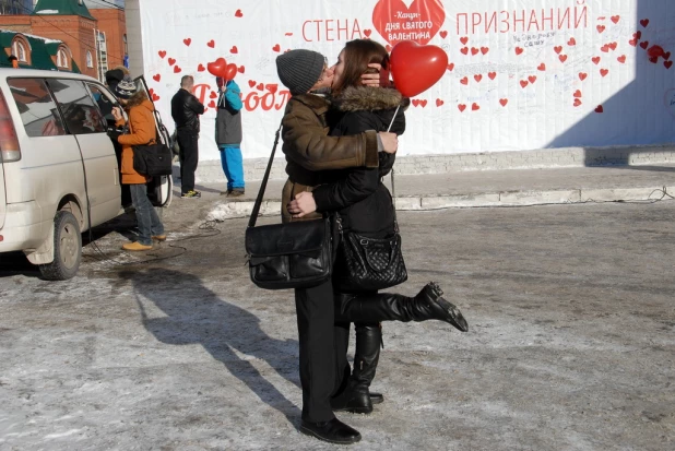 В канун Дня святого Валентина барнаульцы целовались, обнимались и признавались в любви на улице.