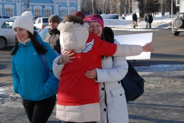 В канун Дня святого Валентина барнаульцы целовались, обнимались и признавались в любви на улице.