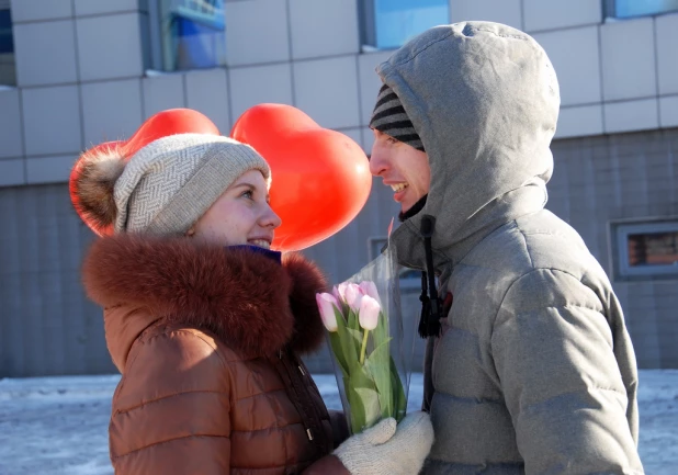 В канун Дня святого Валентина барнаульцы целовались, обнимались и признавались в любви на улице.