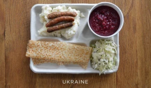Украина. Картофельное пюре с колбасками, борщ, капустный салат и блины.