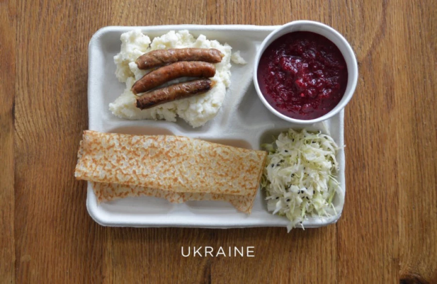 Украина. Картофельное пюре с колбасками, борщ, капустный салат и блины.