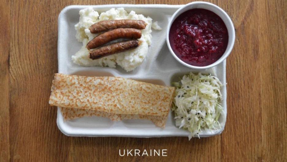 Украина. Картофельное пюре с колбасками, борщ, капустный салат и блины.