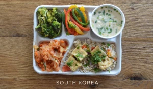 Корея. Рыбный суп, рис с тофу, кимчи (корейское национальное блюдо) и свежие овощи.