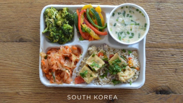 Корея. Рыбный суп, рис с тофу, кимчи (корейское национальное блюдо) и свежие овощи.