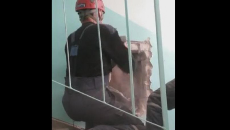 Барнауле спасатели разбили стену в подъезде и достали из вентиляционной шахты мужчину.