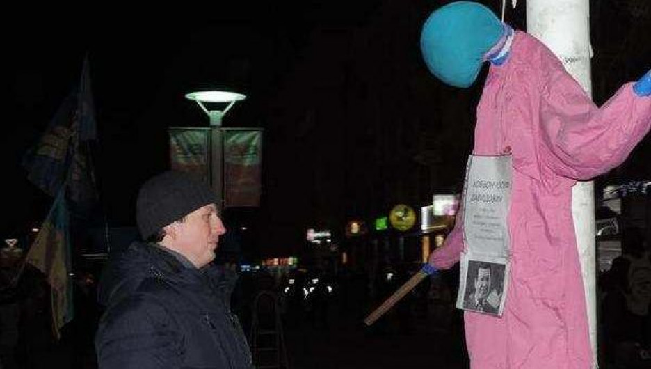 В Днепрпетровске на столбах развесили чучела "врагов Украины", среди которых была фигура Кобзона.