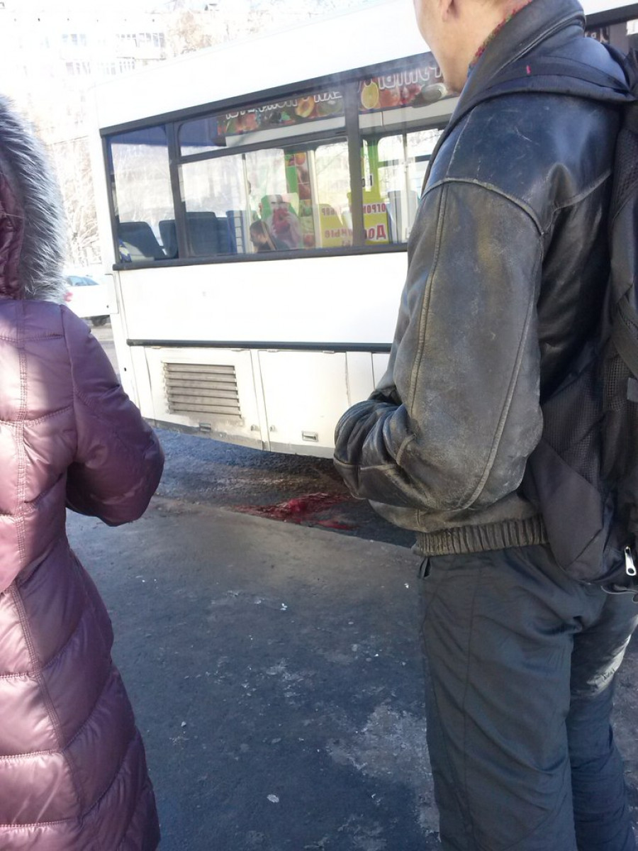 В Барнауле автобус переехал женщину.