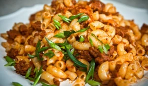 Еда, макароны по-флотски.