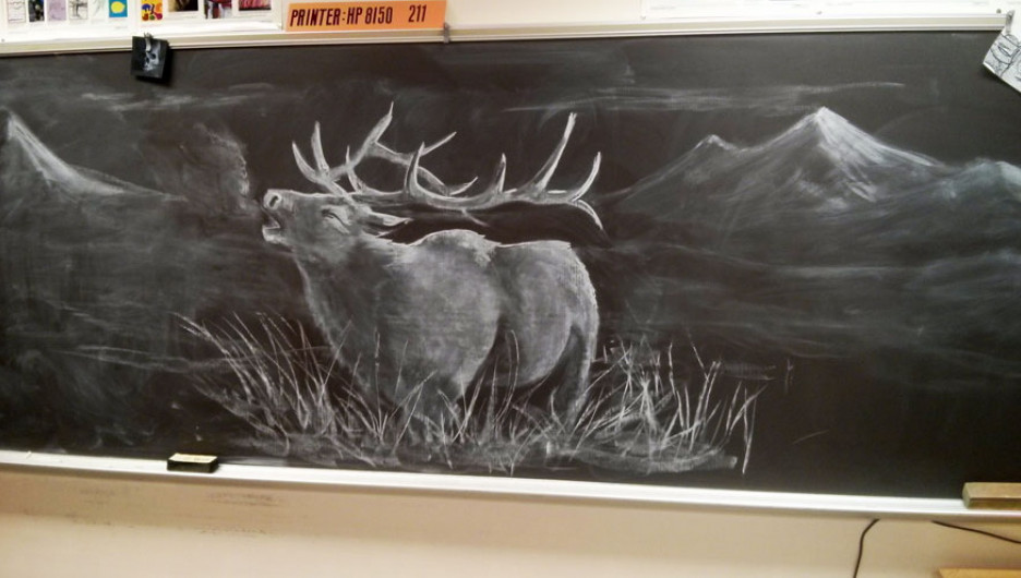 Американский учитель рисует картины мелом на доске.