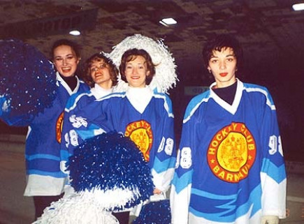 Группа поддержки алтайских хоккеистов в 90-е годы.