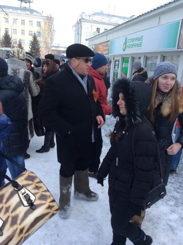 Андрей Щукин пришел на свой митинг в винтажных валенках.