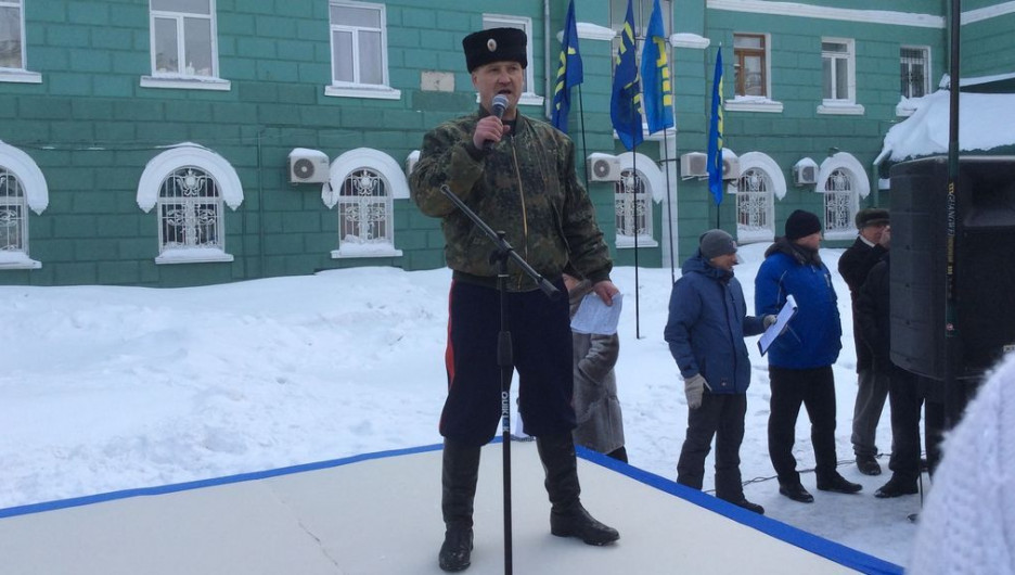Атаман алтайского отделения Сибирского казачьего войска собирает гуманитарную помощь Донбассу.
