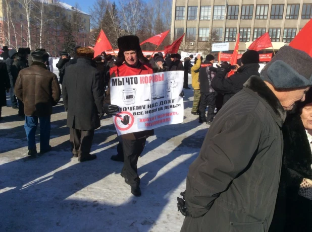 На митинге КПРФ было много плакатов.