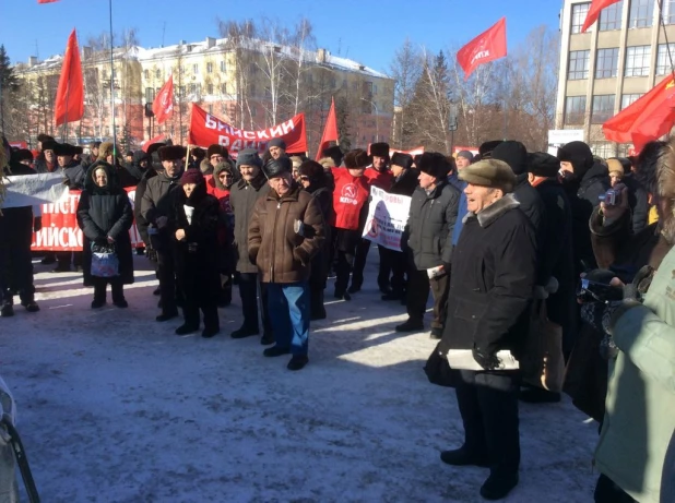 На митинге КПРФ было много пожилых людей.