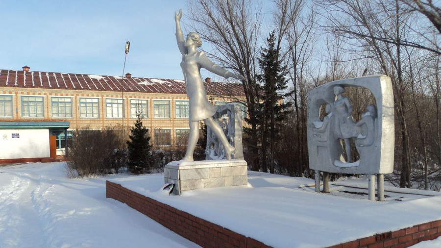 Памятнику Надежде Курченко требуется ремонт.