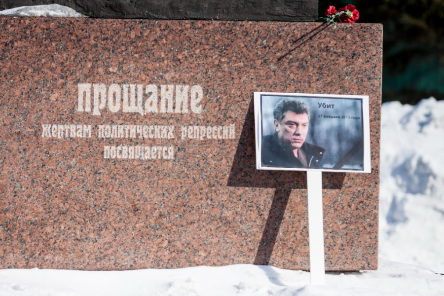 В Барнауле во время антикризисной и антивоенной акции вспоминали убитого накануне Бориса Немцова. 1 марта 2015 года.