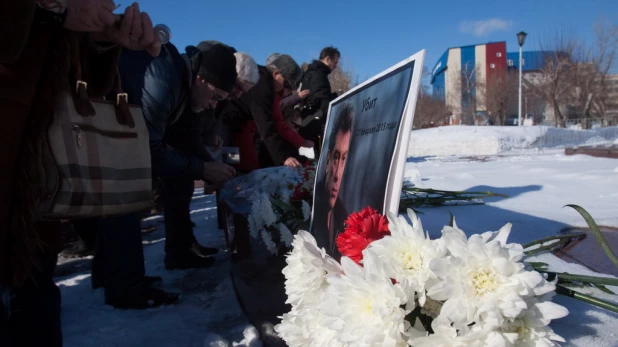 В Барнауле во время антикризисной и антивоенной акции вспоминали убитого накануне Бориса Немцова. 1 марта 2015 года.