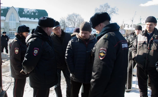 В Барнауле прошла антикризисная и антивоенная акция. 1 марта 2015 года.