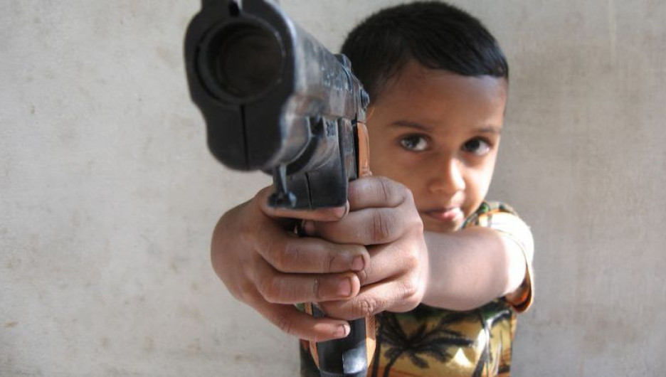 Ребенок и оружие.