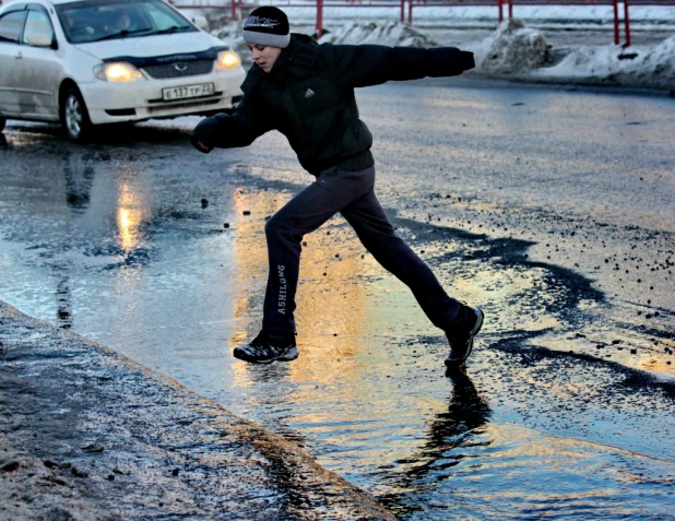 Вешние воды в первый день весны. Барнаул, 1 марта 2015 года.