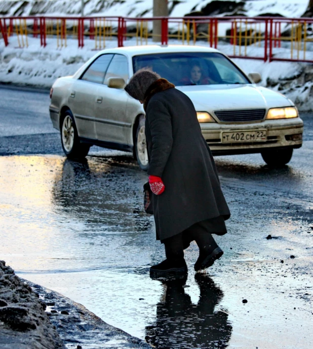 Вешние воды в первый день весны. Барнаул, 1 марта 2015 года.