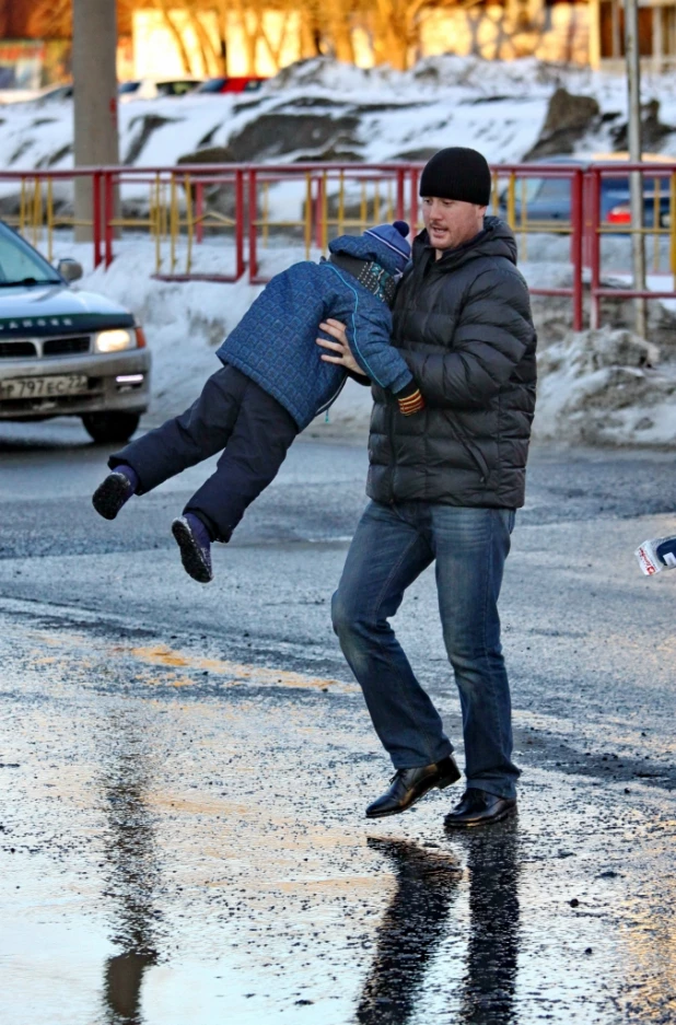 Вешние воды в первый день весны. Барнаул, 1 марта 2015 года.