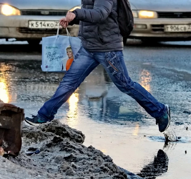 Вешние воды в первый день весны. Барнаул, 1 марта 2015 года.