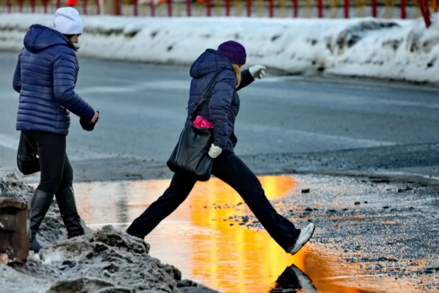 Вешние воды в первый день весны. Барнаул, 1 марта 2015 года.