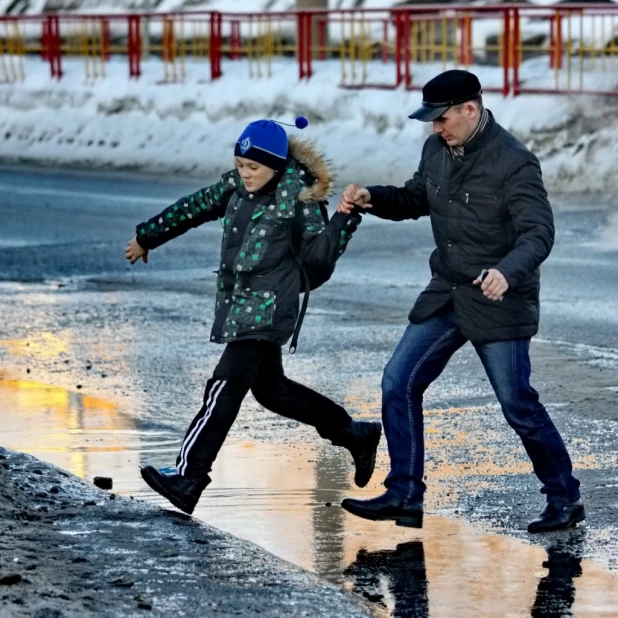 Вешние воды в первый день весны. Барнаул, 1 марта 2015 года.