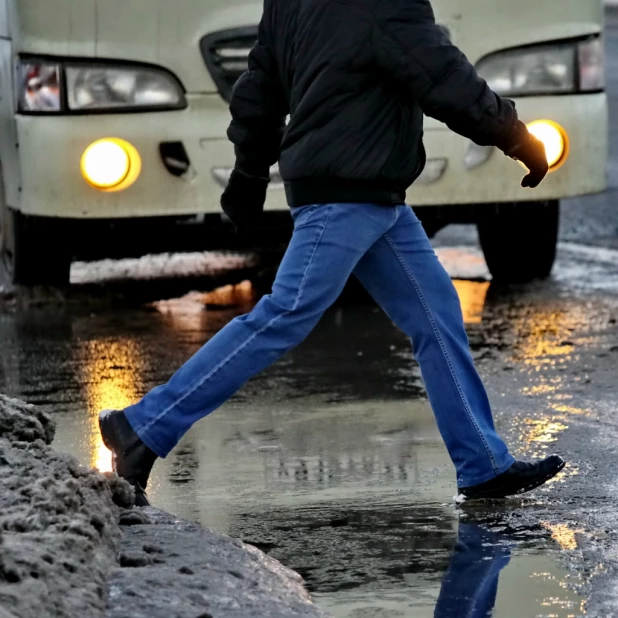 Вешние воды в первый день весны. Барнаул, 1 марта 2015 года.