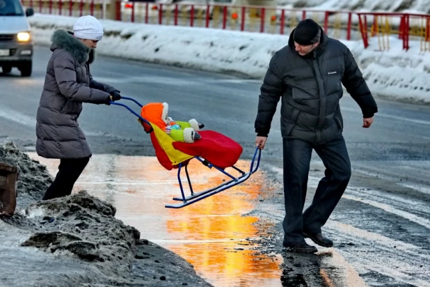 Вешние воды в первый день весны. Барнаул, 1 марта 2015 года.