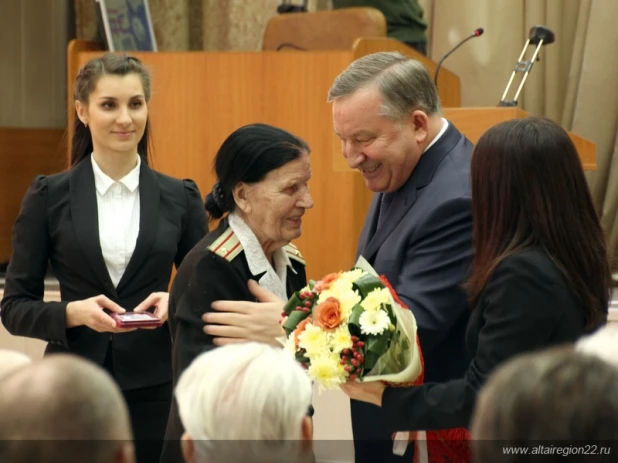 На Алтае ветеранам войны вручили юбилейные медали к 70-летию Победы.