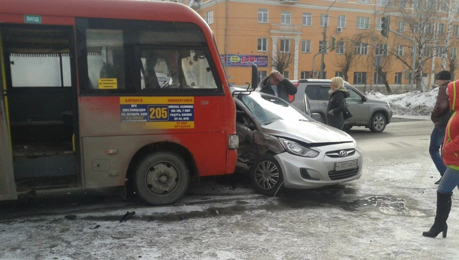 ДТП на пересечении проспекта Калинина и улицы Профинтерна.