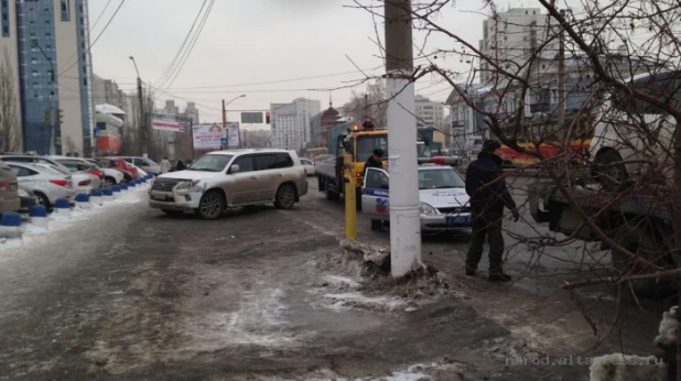 Эвакуатор на парковке у "СИТИ-центра".