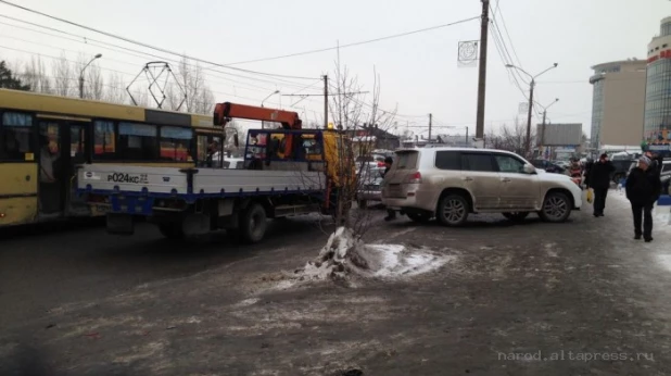 Эвакуатор на парковке у "СИТИ-центра".