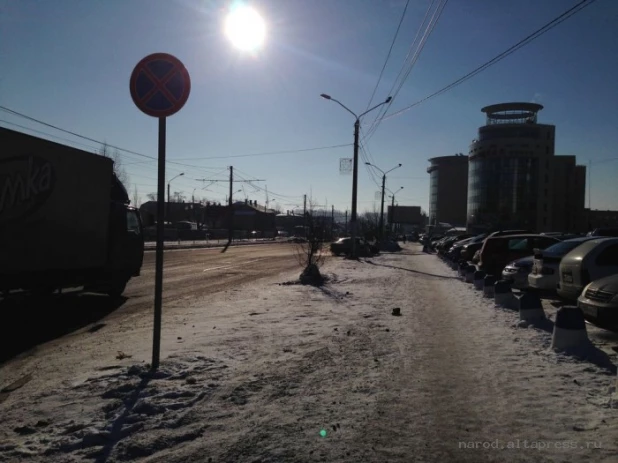 Эвакуатор на парковке у "СИТИ-центра".