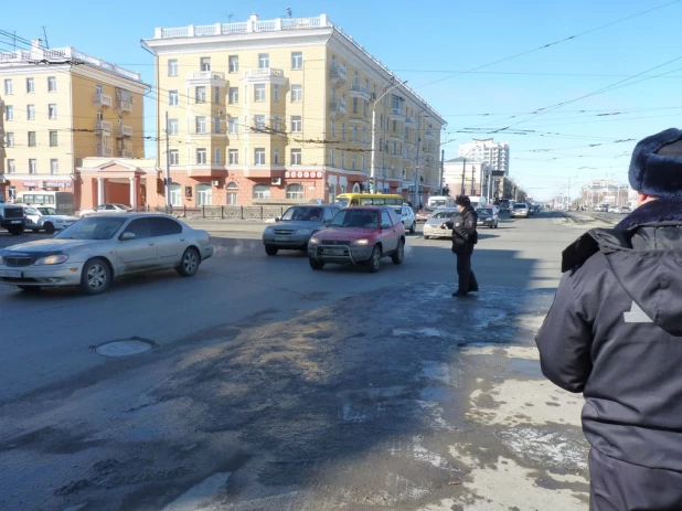 Барнаульские инспекторы ГИБДД поздравили женщин.