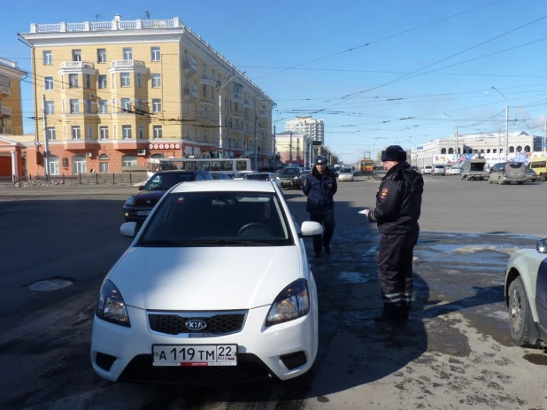 Барнаульские инспекторы ГИБДД поздравили женщин.