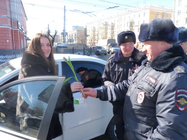 Барнаульские инспекторы ГИБДД поздравили женщин.